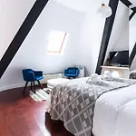 Cia - Avenue Hoche Studio